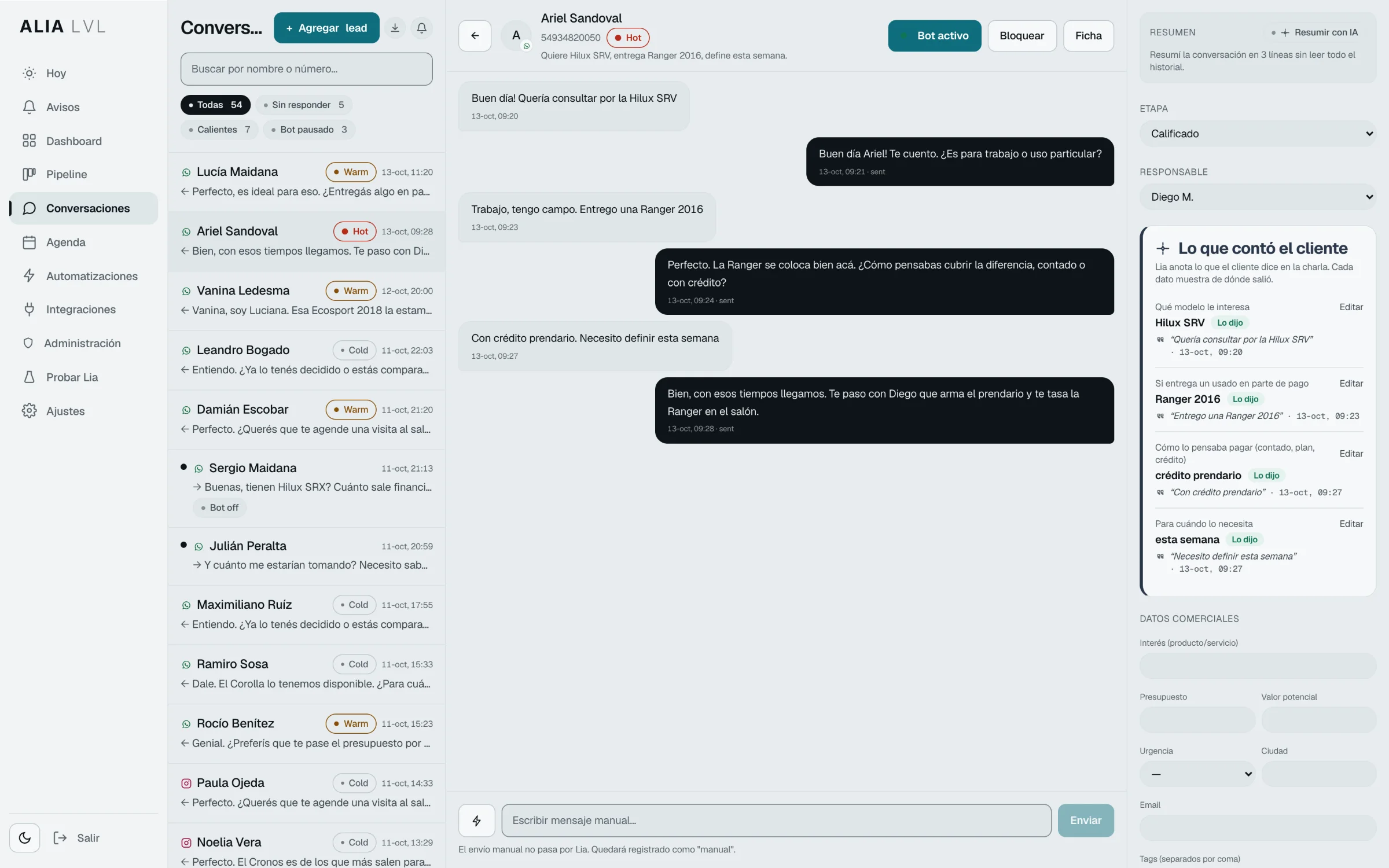 Una consulta abierta: la charla de WhatsApp en el medio y, al costado, la etapa, el responsable y lo que contó el cliente.